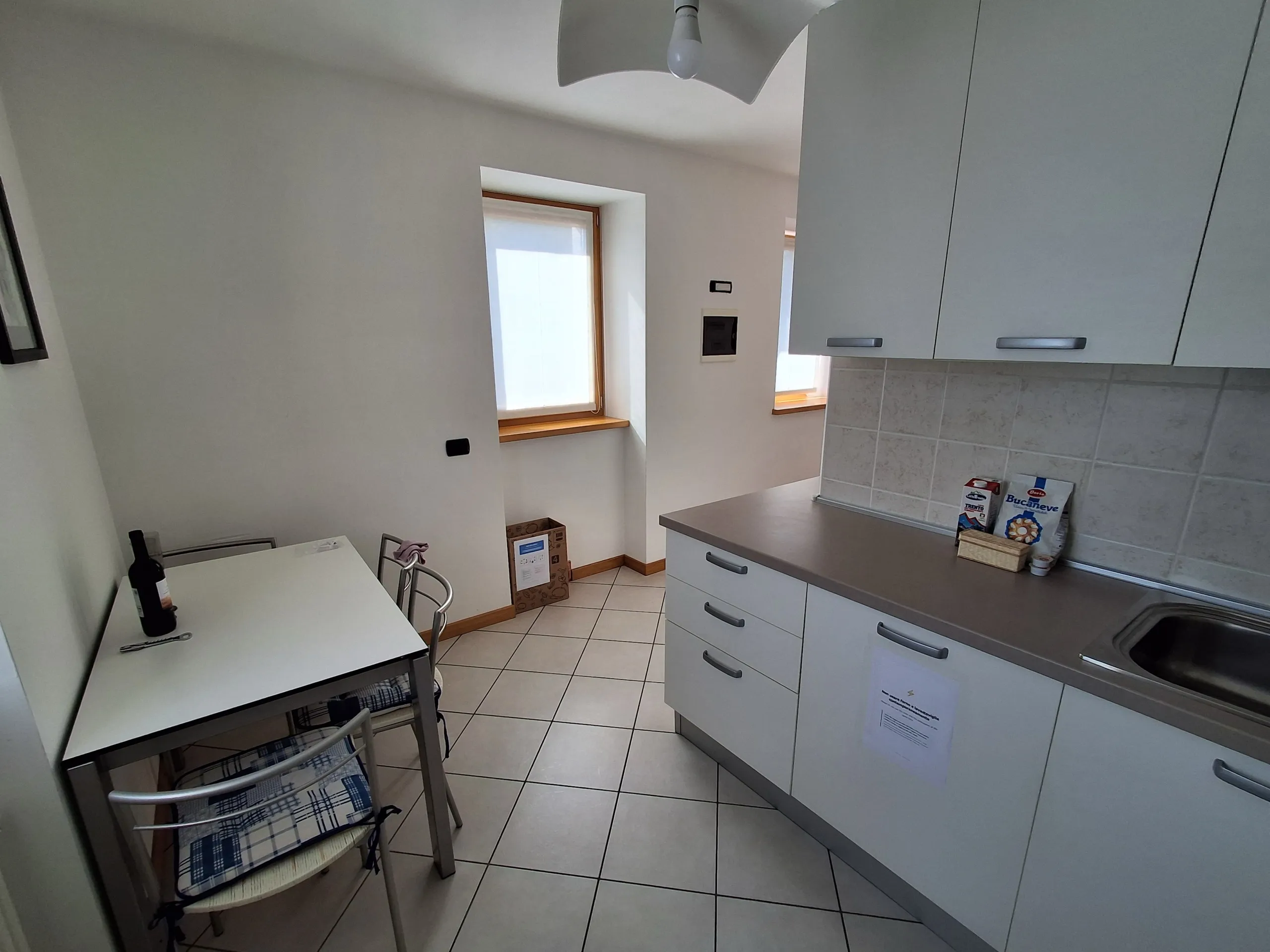 Angolo cucina di Casa Pasubio con finestra luminosa